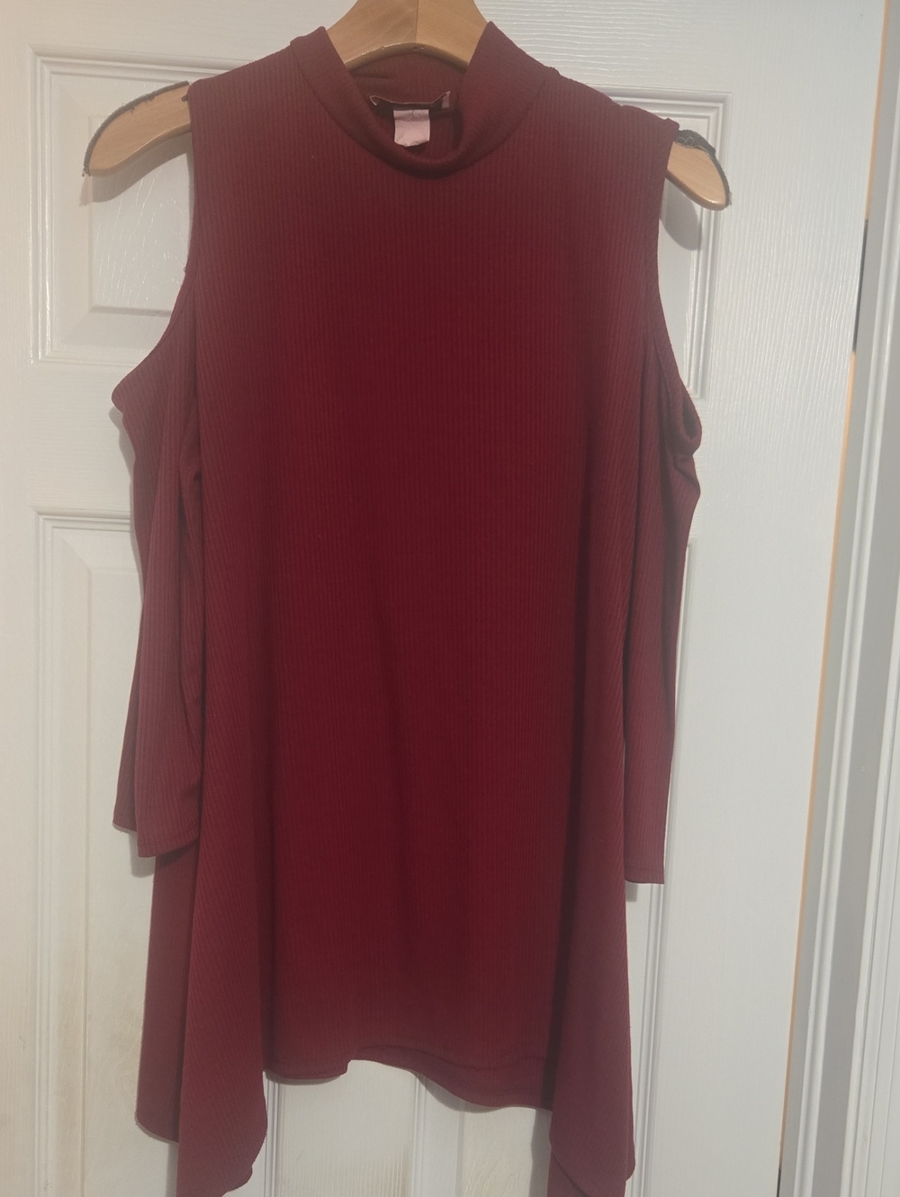 Cold-Shoulder Ribbed Tunic in Wine